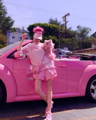 Kitten Kay Sera, la mujer que se casó con el color rosa tras 37 años de relación