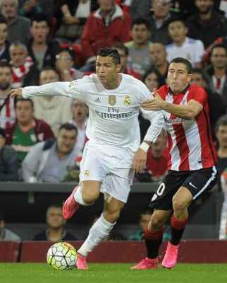 Doblete de Benzema tiene líder al Real Madrid