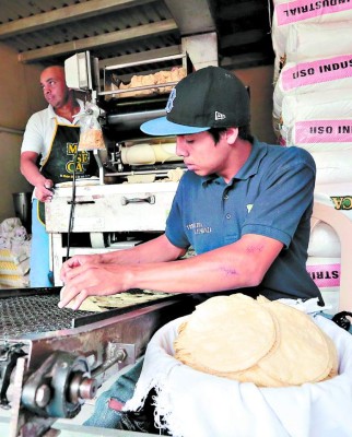 En Honduras, los hombres saben echar tortillas