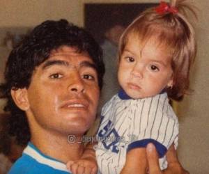 Con esta imagen Diego armando Maradona anunció el matrimonio de su hija Dalma.