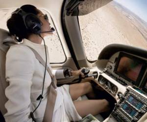 Angelina Jolie está cualificada para pilotar aviones pequeños.