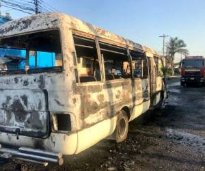 Los daños en el autobús fueron totales, no se reportan personas heridas.