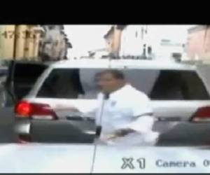 Momento en que el presidente Rafael Correa se baja del vehículo para reclamarle al adolescente.