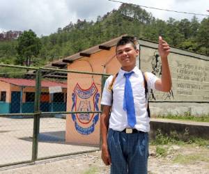 Ronald Leonel Hernández alza su dedo pulgar para motivar a otros jóvenes a luchar por sus sueños.