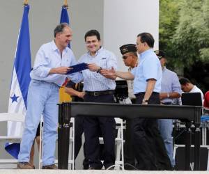 El presidente Hernández inauguró en la Plaza Central el servicio de internet por Wi-Fi gratis.