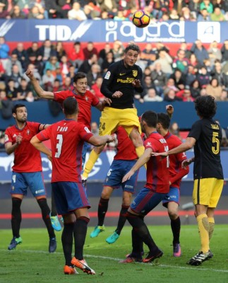 Atlético gana a Osasuna con gol de Godín y asciende a puestos 'Champions'