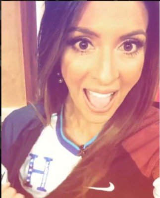 Bellas hondureñas que lucen la camiseta de la 'H”