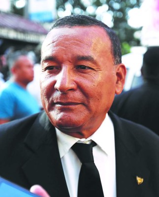 Devotos acompañan el cortejo del Cristo Yacente