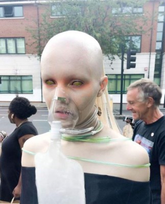 Así es Fecal Matter, la chica que parece un extraterrestre