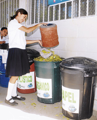 Escolares dan cátedra del manejo de desechos sólidos