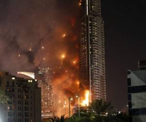 El incendio se declaró en el hotel The Address Downtown. 'Las autoridades se encuentran ahora en el lugar para controlar el incidente de forma rápida'.