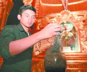 La ceniza se obtiene al quemar las palmas de olivo del Domingo de Ramos del año anterior.