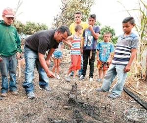 Los familiares muestran parte donde dormía el fallecido.