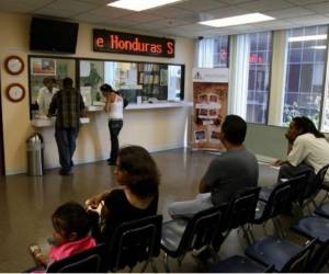 Hondureños esperan ser atendidos en el consulado de Honduras en Los Ángeles. (Foto: LaOpinión)