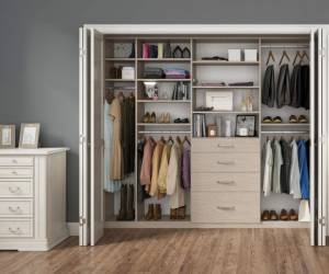 Si cuenta con un walk in closet, lo mejor es determinar un espacio para cada prenda y evitar tener ropa tirada en el piso o acomodada en sillas.