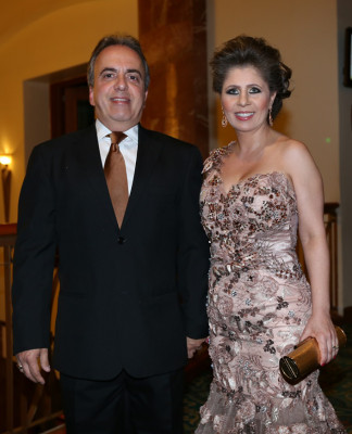 Enamorados anuncian la fecha de su boda