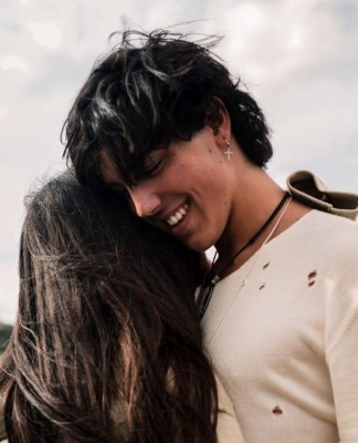 ¡Mario Casas tiene competencia! Su guapo hermano Óscar Casas se roba los suspiros