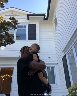 Kylie Jenner y Travis Scott comparten fotos de álbum familiar nunca antes vistas