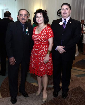 Brindan por aniversario patriótico de México