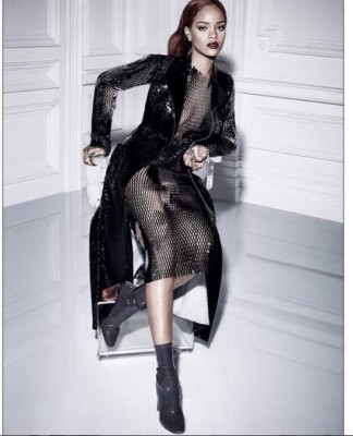 Rihanna posa para dior sin ropa interior