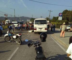 A un lado del autobús,que cubría la ruta de Río Nance- López Arellano, quedó el cadáver del motorista.