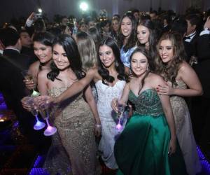 Los seniors 2018 de la Academia Los Pinares celebraron con todo en su noche de graduación.