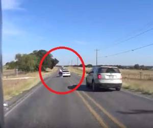 El increíble accidente de un motociclista que intento rebasar dos autos conmociona a la red.