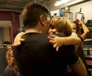 El cantante colombiano Juanes abraza a su pequeño hijo Dante. Foto: Juanes/Instagram.