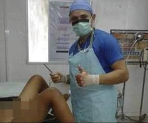 La polémica foto que un médico subió a su muro de Facebook a mediados de año.