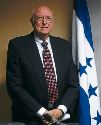 Bill Gates padre ya está en la capital de Honduras