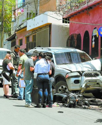Investigan procedencia de droga en auto de abogada