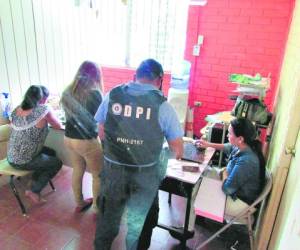 Personal del Ministerio Público y de la Dirección Policial de Investigaciones (DPI) cuando procedían al secuestro de documentos en el Instituto José Cecilio del Valle.