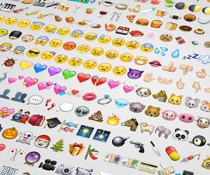 Los emojis tienen origen japonés y son utilizados como los emoticonos principalmente en mensajes de texto a través de teléfonos inteligentes.Por ende ten en cuenta lo que verdaderamente dices cuando pones un emoticón en medio de una conversación.