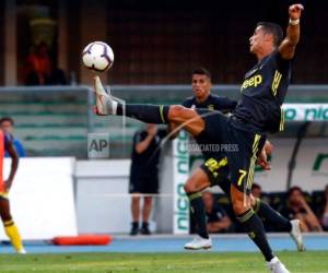 El jugador de Juventus Cristiano Ronaldo toca la pelota durante su partido contra Chievo Verona en el estadio Bentegodi de Verona, Italia, el sábado 18 de agosto de 2018.