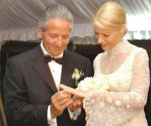 Era imposible empezar esta fotogalería sin recordar la boda de ensueño que protagonizaron el expresidente Ricardo Maduro y Aguas Ocaña en octubre del 2002.