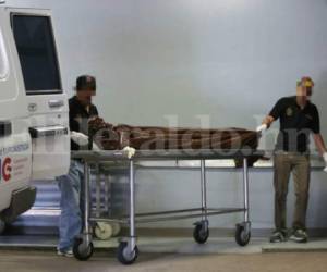 Instante en que el cadáver del reo muerto a golpes en El Pozo II ingresa a la morgue capitalina. Foto Estalin Irías/EL HERALDO.