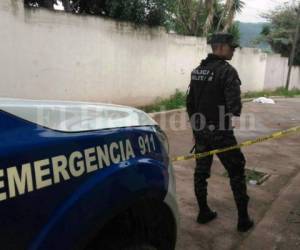 Un elemento militar vigila la escena del crimen en colonia La Travesía de la capital de Honduras. Fotos/Video: Mario Urrutia/EL HERALDO.