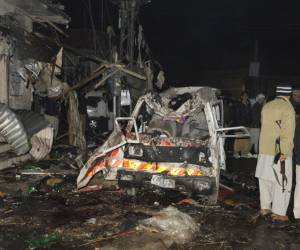Pakistani security officials examine the site of a bomb attack in Quetta on January 10, 2013. At least 10 people were killed as two successive bombs exploded outside a snooker club in the southwestern city of Quetta late, hours after a separate blast left 11 dead, police said. AFP PHOTO / BANARAS KHAN