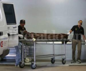 Instante en que el cadáver del reo muerto a golpes en El Pozo II ingresa a la morgue de Medicina Forense en la capital de Honduras. Foto: Estalin Irías / EL HERALDO.