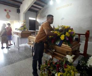 En el templo evangélico Monte de Sión, de la colonia Vista Hermosa, fueron velados los cadáveres de Marco Alexander Gómez y Josué Enmanuel López Flores.