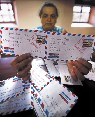 Niños capitalinos tras la pista de Santa Claus