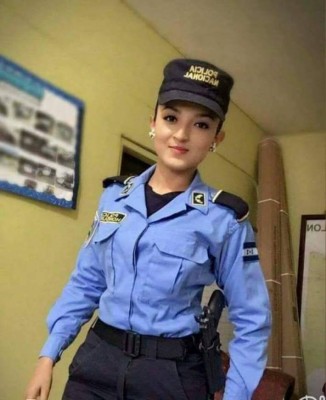 Vivi Martínez Alvarado, la 'Policía Barbie” que brinda protección a los pobladores de Colón