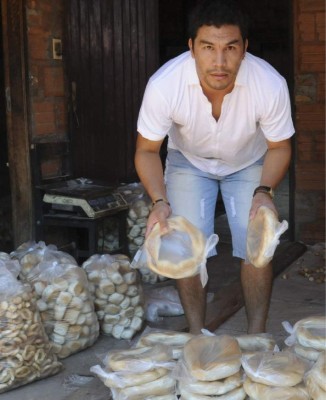 Salvador Cabañas vende pan después de haber perdido todo