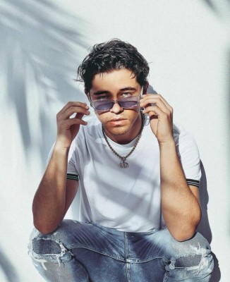 ¿Quién es Álex Hoyer, el cantante con el que cacharon a Danna Paola?