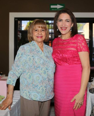 Alegre reunión prenupcial en honor de Dulce Chacón