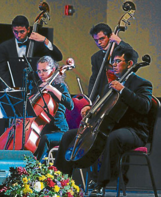 Lindas jóvenes compiten por la corona