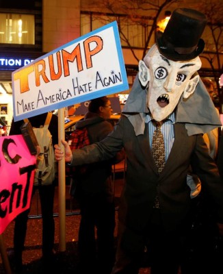 Intelectuales y artistas se van contra Trump