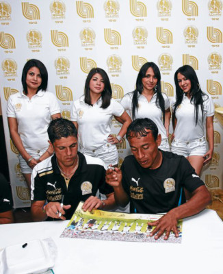 El Olimpia firmó autógrafos