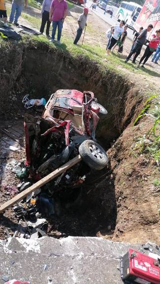 Difícil rescate de familia que se accidentó en Santa Cruz de Yojoa