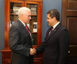 El vicepresidente de los Estados Unidos, Michael Richard Pence, da la mano al presidente de Honduras, Juan Orlando Hernández (Foto: Cortesía)